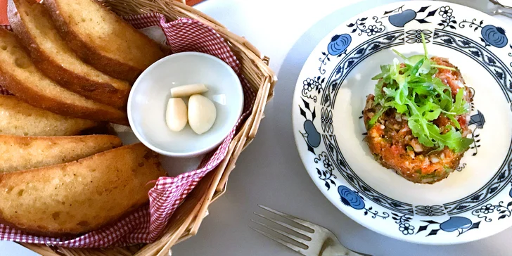 300 g tataráku namíchaného s kapary, cornichons a k tomu 6 topinek