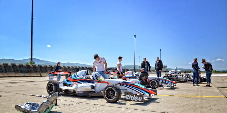 Vystřelíte jako šíp: Exkluzivní jízda v závodní formuli Renault 2.0
