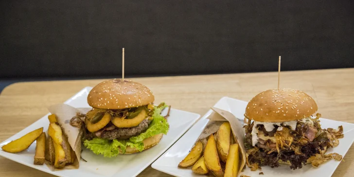 Šťavnatý burger dle vlastního výběru s domácími hranolky pro dvě osoby