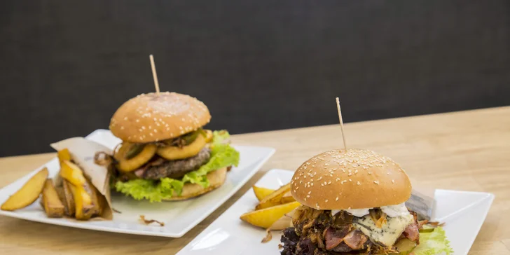 Šťavnatý burger dle vlastního výběru s domácími hranolky pro dvě osoby