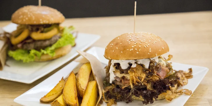 Šťavnatý burger dle vlastního výběru s domácími hranolky pro dvě osoby