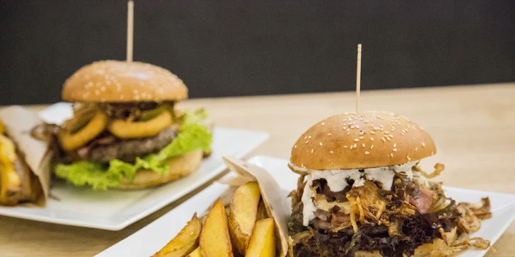 Šťavnatý burger dle vlastního výběru s domácími hranolky pro dvě osoby