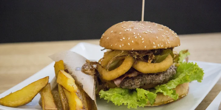 Šťavnatý burger dle vlastního výběru s domácími hranolky pro dvě osoby