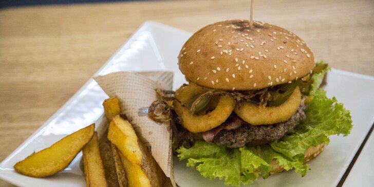 Šťavnatý burger dle vlastního výběru s domácími hranolky pro dvě osoby