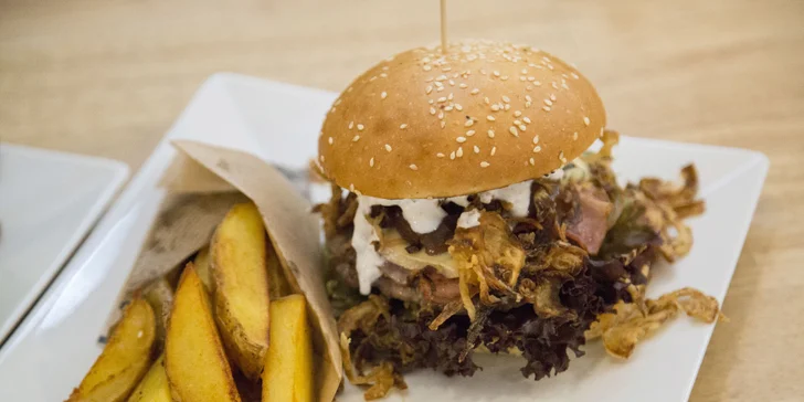 Šťavnatý burger dle vlastního výběru s domácími hranolky pro dvě osoby