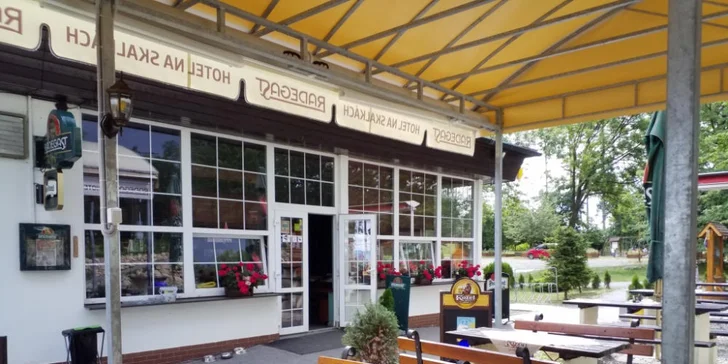 Restaurace se nachází v budově hotelu.