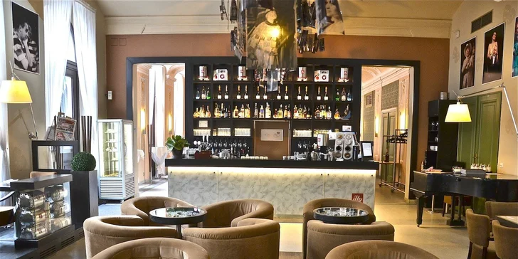 Elegantní Theatro Cafe & Restaurant se nachází v budově Hudebního divadla Karlín.