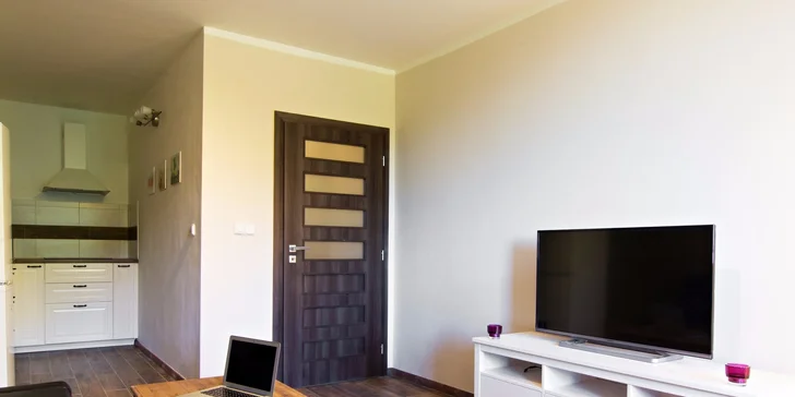 I tento apartmán má útulný obývací pokoj a ložnici.