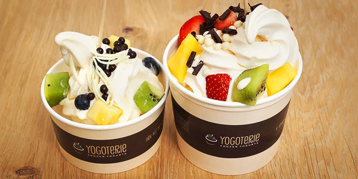 Zdravé mlsání: 200 g frozen yogurtu s ovocem a posypy podle vaší fantazie