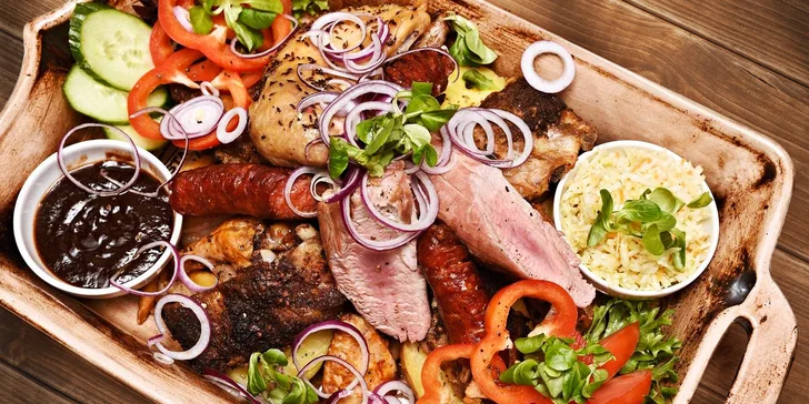 Obří pekáč plný masových dobrot pro 2–3 strávníky kousek od Karlova mostu