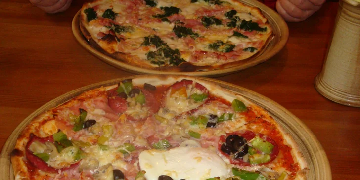 Dvě křupavé pizzy o průměru 32 cm na odnos s sebou a limonáda