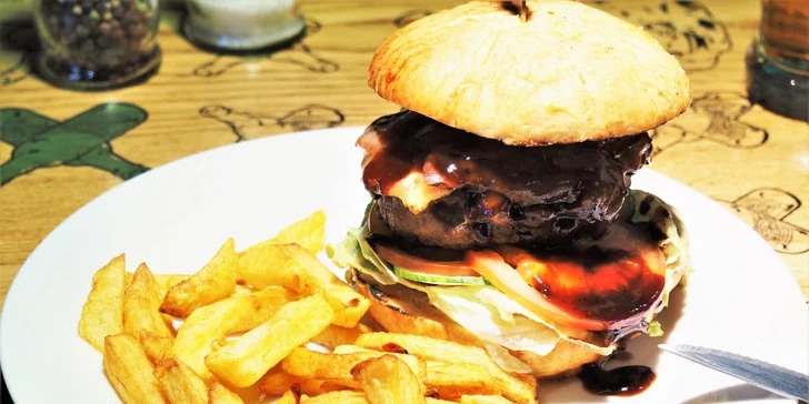 Zažeňte hlad: 2 napěchované hovězí burgery Elektra s porcí hranolků