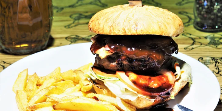 Zažeňte hlad: 2 napěchované hovězí burgery Elektra s porcí hranolků