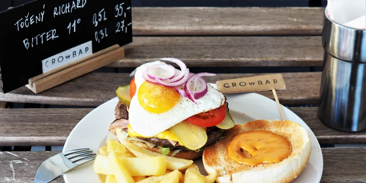 Nabušený maxi burger s extra náplní a steakovými hranolky v sympatickém bistru