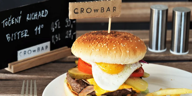 Nabušený maxi burger s extra náplní a steakovými hranolky v sympatickém bistru