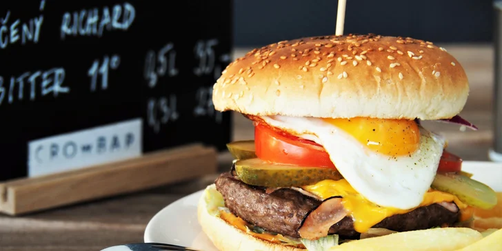 Nabušený maxi burger s extra náplní a steakovými hranolky v sympatickém bistru