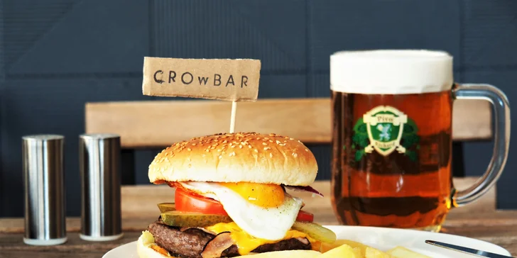Nabušený maxi burger s extra náplní a steakovými hranolky v sympatickém bistru