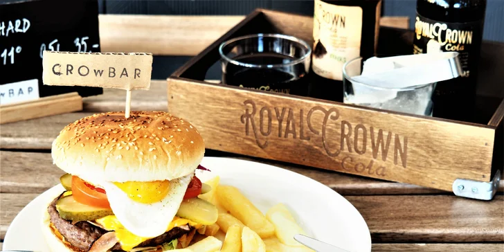 Nabušený maxi burger s extra náplní a steakovými hranolky v sympatickém bistru