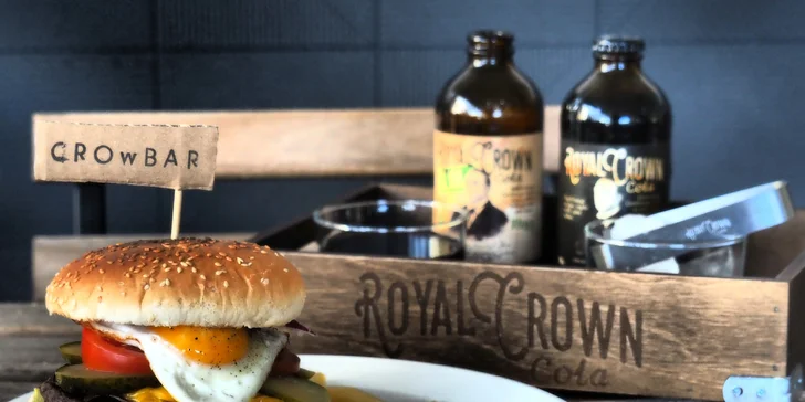 Nabušený maxi burger s extra náplní a steakovými hranolky v sympatickém bistru