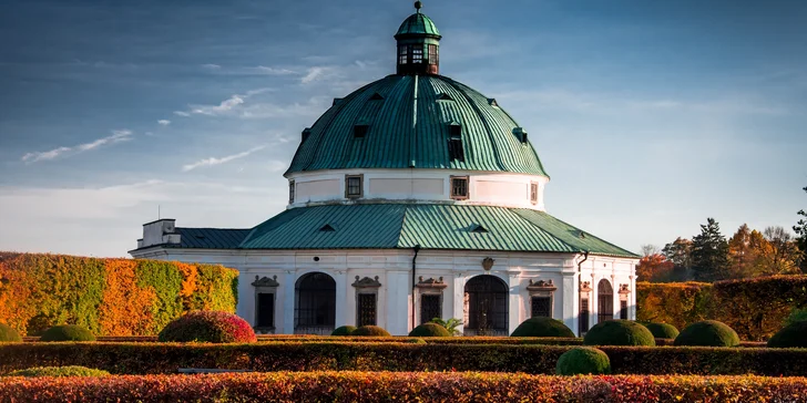 Hotel stojí přímo na Velkém náměstí v historickém centru Kroměříže.