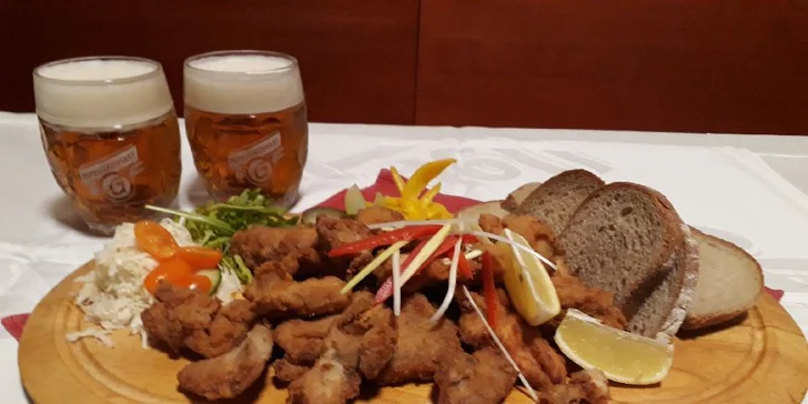 600 g vepřových a kuřecích řízečků s oblohou a 2 nápoje dle výběru