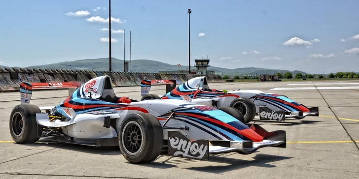 Vystřelíte jako šíp: Exkluzivní jízda v závodní formuli Renault 2.0