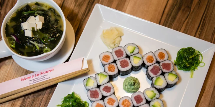 Čerstvé sushi v moderní restauraci: na výběr menu o 16 i 45 kouscích
