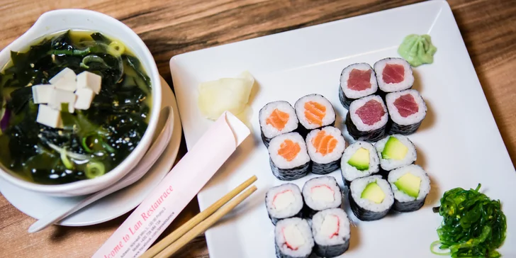 Čerstvé sushi v moderní restauraci: na výběr menu o 16 i 45 kouscích