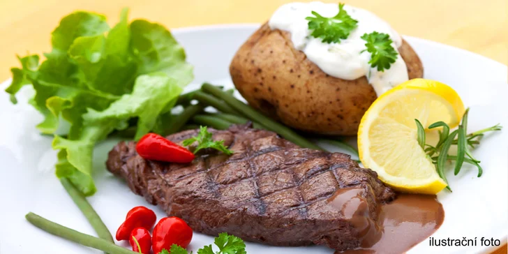 Šťavnatý kuřecí nebo vepřový steak a plněné brambory pro dva