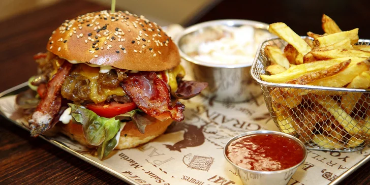 V menu pro dvě osoby jsou burgery s hranolky a salátem, dezert a aperitiv. 