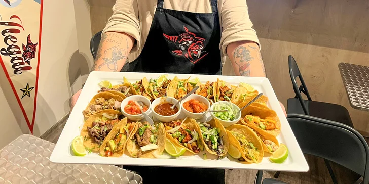 Dostanete celkem 17 tacos a k tomu 4 salsy. 