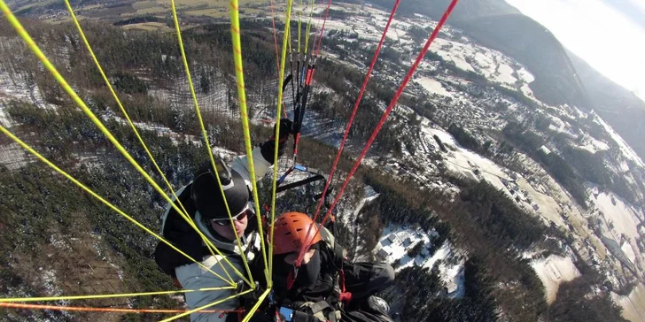 Adrenalin v oblacích: paraglidingový tandemový let se špetkou akrobacie