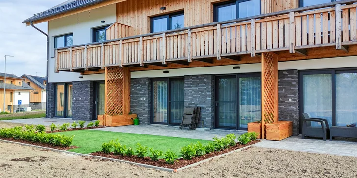 K apartmánu patří i předzahrádka, na které máte v létě k dispozici i posezení a slunečník. 