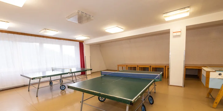 Pro malé i velké hračičky je připravená herna s fotbálkem a ping-pongovými stoly, pro děti je venku hřiště se skluzavkou.