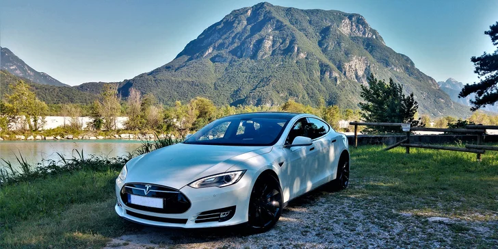 Vzhůru do budoucnosti: Zážitková jízda v luxusním elektromobilu Tesla Model S