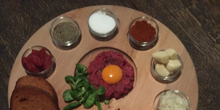 Více než 1 kg masových pochoutek a neomezená konzumace piva pro 2