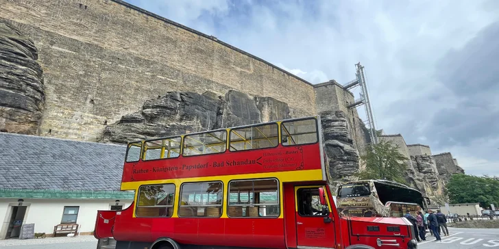 Na pevnost pěšky, autobusem nebo stylově vláčkem, zážitek už při cestě nahoru.