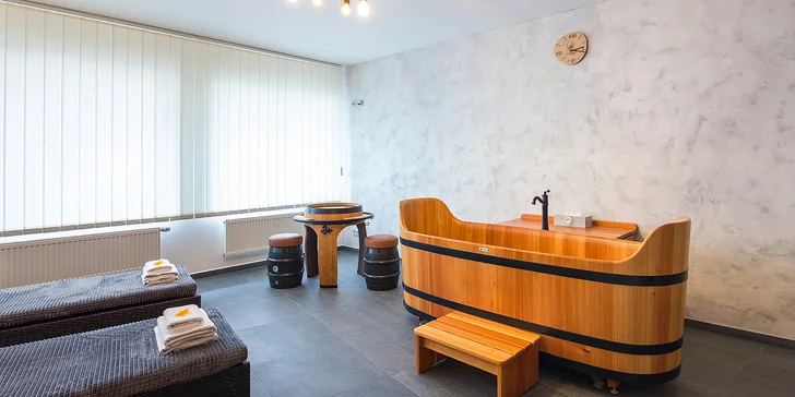 V rámci hodiny v privátních pivních lázních vás čeká vířivá vana s pivní kosmetikou, 2litrový džbán piva, lehké občerstvení i minibar. Za příplatek lze navštívit také infrasaunu.