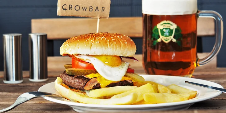 Nabušený maxi burger s extra náplní a steakovými hranolky v sympatickém bistru
