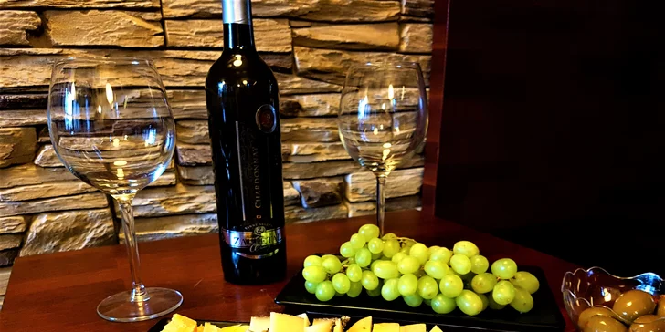 Posezení s partnerem či kamarádkou: lahev vína a tapas pro dva