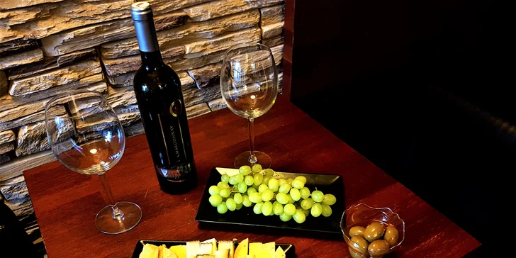 Posezení s partnerem či kamarádkou: lahev vína a tapas pro dva
