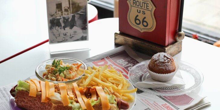 Vítejte v Americe 50. let: výtečný hot dog, hranolky, salát Coleslaw a muffin