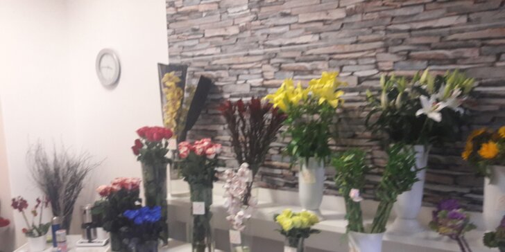 Kytice rudých růží 9–35 ks nebo jarní kytice z narcisek a tulipánů