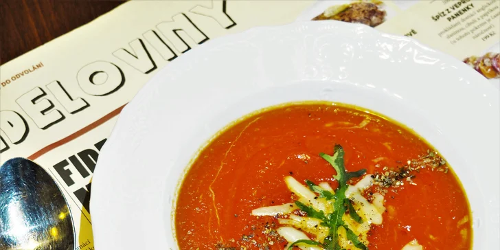 Kubánské menu pro dva: rajčatová polévka, grilované maso i vanilkový flán