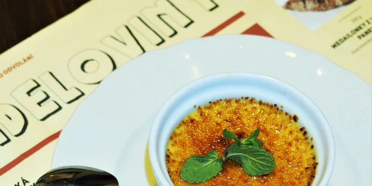 Kubánské menu pro dva: rajčatová polévka, grilované maso i vanilkový flán