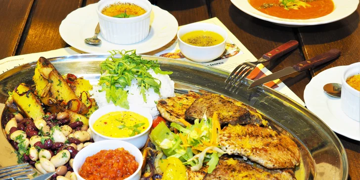 Kubánské menu pro dva: rajčatová polévka, grilované maso i vanilkový flán