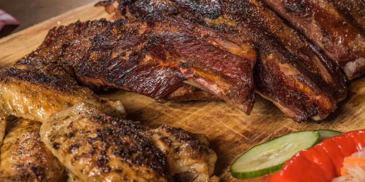 Pořádná nálož žeber a křidýlek z lávového grilu ve Čtyřech růžích