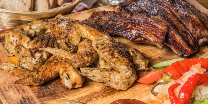 Pořádná nálož žeber a křidýlek z lávového grilu ve Čtyřech růžích