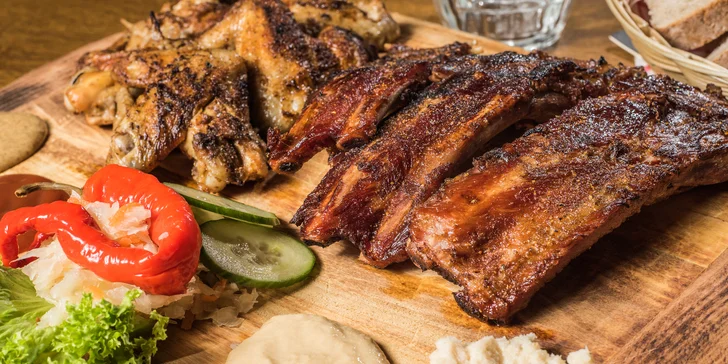 Pořádná nálož žeber a křidýlek z lávového grilu ve Čtyřech růžích