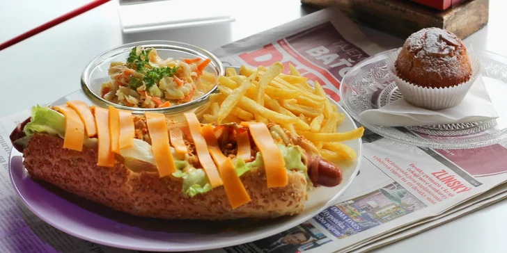 Vítejte v Americe 50. let: výtečný hot dog, hranolky, salát Coleslaw a muffin
